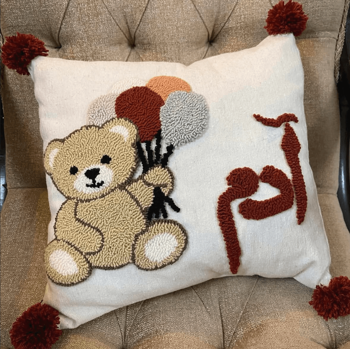 The balloon Hug cushion